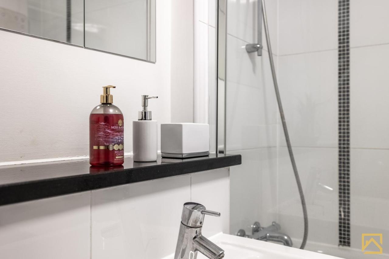 Modern 1 Bed In Central Mk, Free Parking, Smart Tv, Manhattan House By Valore Property Services Милтън Кейнс Екстериор снимка