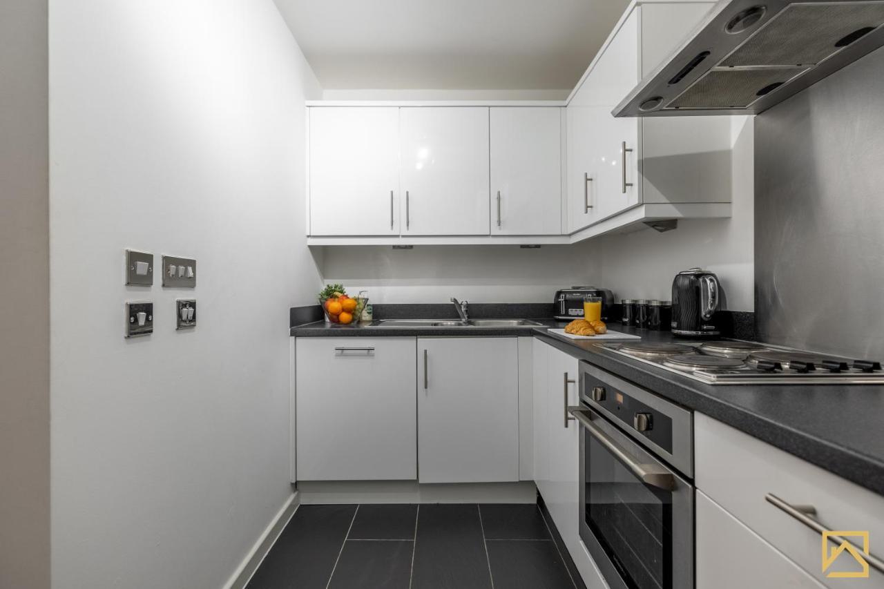 Modern 1 Bed In Central Mk, Free Parking, Smart Tv, Manhattan House By Valore Property Services Милтън Кейнс Екстериор снимка