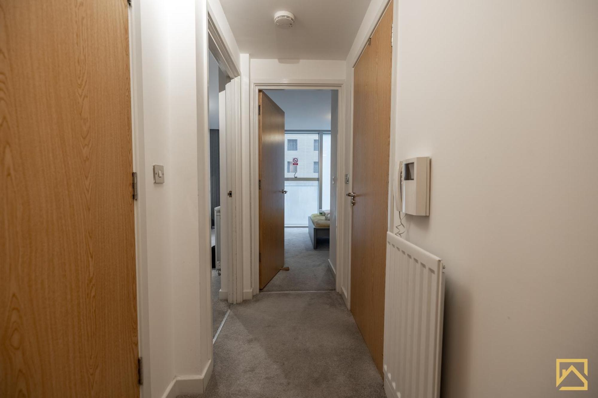 Modern 1 Bed In Central Mk, Free Parking, Smart Tv, Manhattan House By Valore Property Services Милтън Кейнс Екстериор снимка